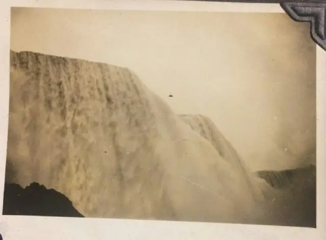 Analysis of UFO photos at Niagara Falls in the early 20th century
