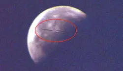 3 cigar-shaped UFOs in NASA images