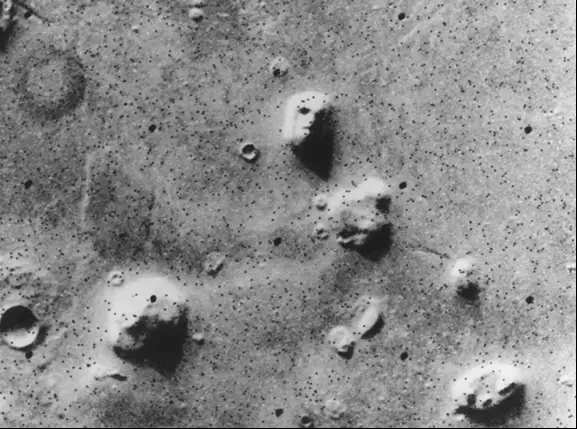 A face on Mars a photograph taken by the Viking 1 station in 1976. Author: NASA's Viking 1-Viking 1 Orbiter, Images F035A72